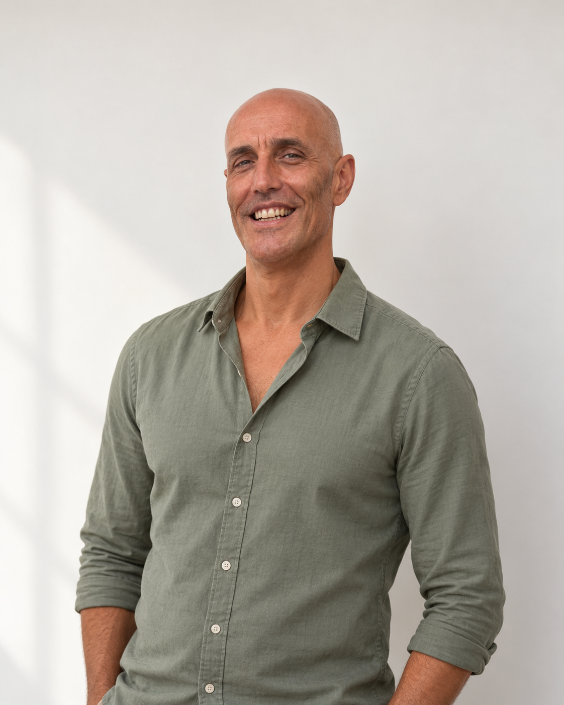 Nelson Alegre, osteopata, com camisa verde seco e um sorriso acolhedor
